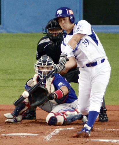＜ＮＴＴ東日本―住友金属鹿島＞６回表ＮＴＴ東日本１死満塁、平野が左翼線に先制の２点二塁打を放つ。捕手片葺