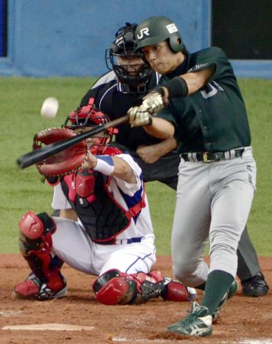 ＜ＮＴＴ東日本―ＪＲ東日本＞11回裏ＪＲ東日本無死二塁、松本が左中間にサヨナラ二塁打を放つ。捕手上田