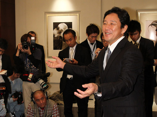 日本ハム監督就任要請を受諾し、報道陣の質問に笑顔で答える栗山氏