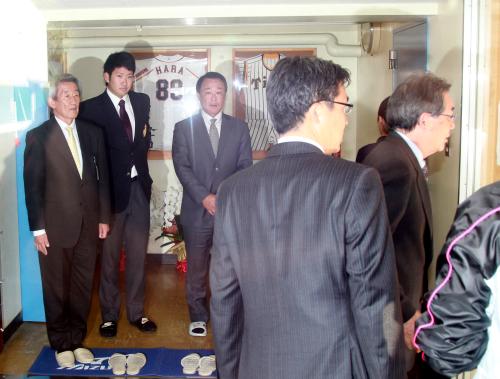 指名あいさつを終え日本ハム・山田ＧＭ（右から２人目）と大渕スカウトディレクター（右端）を見送る、左から東海大野球部の宮崎部長、菅野、横井監督