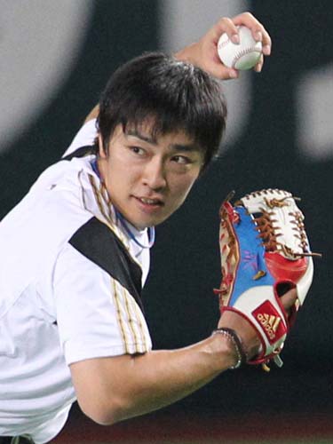 日本シリーズに向けた練習で内野の球拾いをする和田