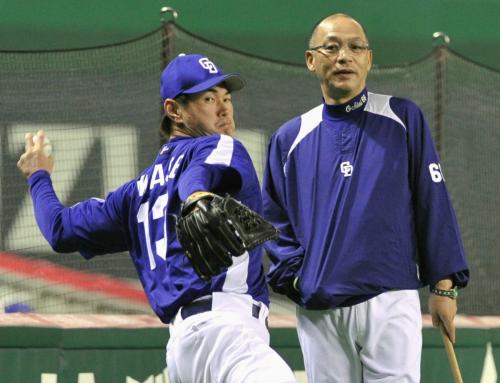 岩瀬（左）の練習を見詰める中日の落合監督