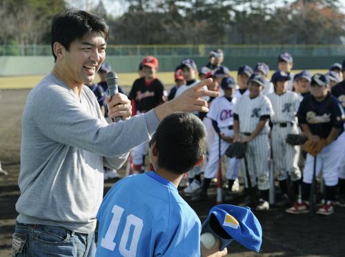 少年野球教室で子どもたちを指導する斎藤隆