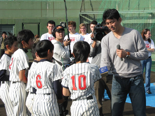 宮城・石巻市で行われた復興イベントに参加し、少年野球チームに用具を贈呈するブルワーズ・斎藤（中央）