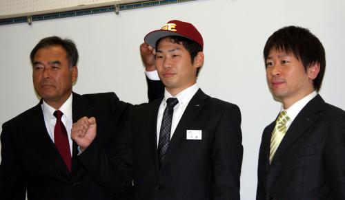 契約を終えた武藤（中央）は吹石チーフスカウト（左）森川業務企画部長と笑顔