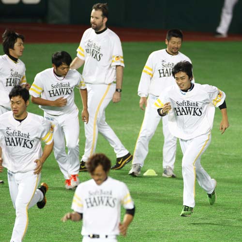 笑顔でランニングする摂津（左から３人目）、和田（右端）ら投手陣
