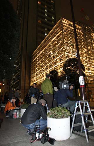 清武氏の解任を受け、巨人球団事務所があるビルの前には多くの報道陣が集まった。