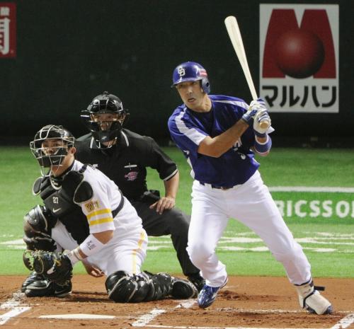 １回中日２死一、二塁、和田が右中間に先制の２点三塁打を放つ。捕手細川