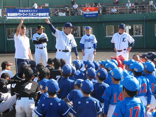 野球少年たちに熱血指導する（右から）東尾校長、牛島講師、大塚講師、広澤講師
