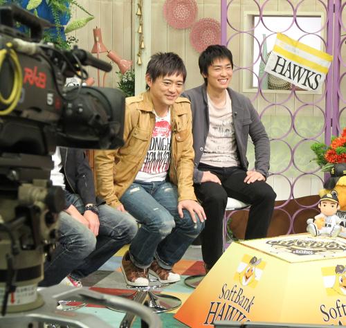 ＲＫＢ毎日放送「今日感テレビ」にゲスト出演し笑顔を見せる和田（右）と博多華丸・大吉の華丸