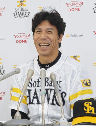 正力松太郎賞の受賞が決まり、笑顔で記者会見するソフトバンクの秋山監督