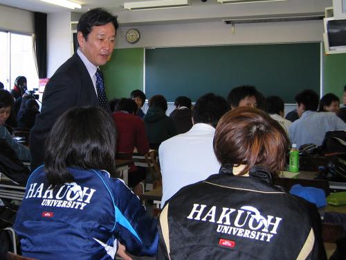 白鴎大で経営学部教授としての授業を公開した日本ハム・栗山新監督