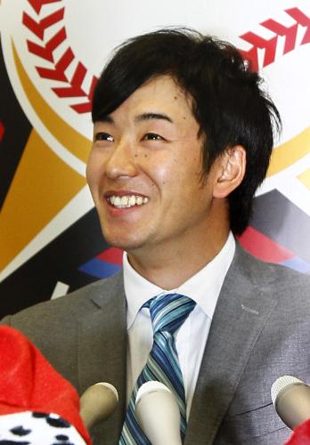 契約更改を終え、記者会見で笑顔を見せる日本ハムの斎藤佑樹投手