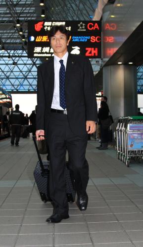 台湾桃園国際空港でチェックインカウンターに向かうソフトバンク・秋山監督