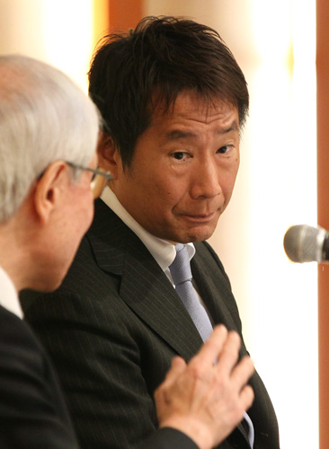 会見中に加藤良三コミッショナー（左）と話し込む島田オーナー