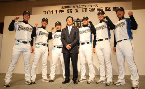 日本ハム新入団選手発表に出席した（左から）松本、石川、近藤、栗山監督、森内、上沢、大嶋
