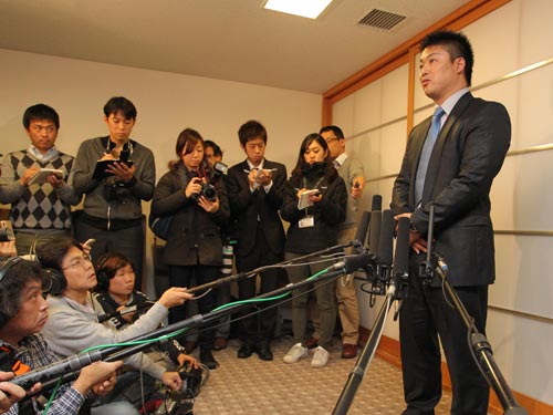 巨人との交渉を終え、報道陣の囲み取材に応じる村田