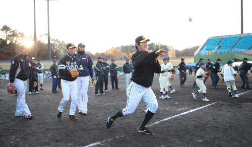 キャッチボールクラシックで少年たちと競い合う（左から）ロッテ・大松、ソフトバンク・長谷川、西武・平野、阪神・新井
