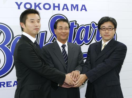 横浜ＤｅＮＡのゼネラルマネジャーに就任し、池田純球団社長（左）、春田真オーナー（右）と握手する高田繁氏