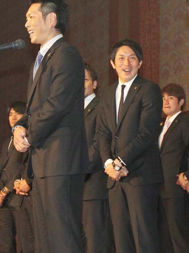福岡市内で行われたパーティーで小久保（左）のあいさつ中に笑顔を見せる川崎