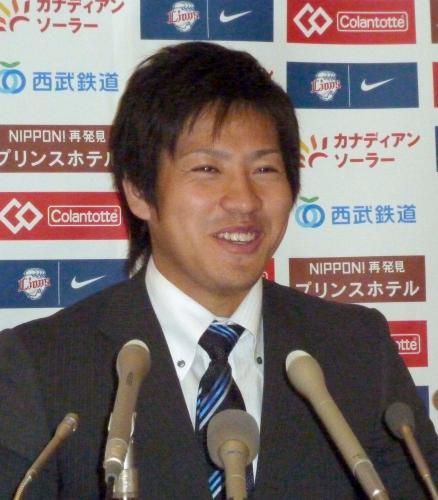 契約更改を終え、笑顔を見せるパ・リーグの新人王に輝いた西武の牧田和久投手