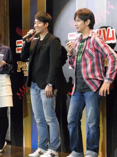 武田（右）とトークショーに出席し、笑顔を見せる斎藤