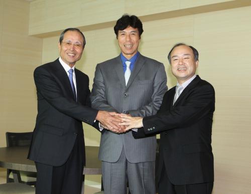 パ・リーグ２連覇と８年ぶりの日本一に輝いたシーズン終了報告で握手するソフトバンクの（左から）王貞治会長、秋山幸二監督、孫正義オーナー