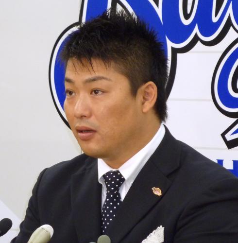 記者会見で、巨人入りを表明する横浜の村田修一内野手
