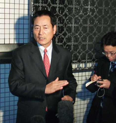 自宅前で、横浜ＤｅＮＡの監督就任要請について、記者の質問に答える元巨人の中畑清氏