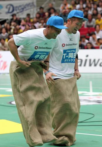 ＜スポーツフェスティバル＞笑顔で競技する日本ハム・中田（左）とオリックス・Ｔ－岡田
