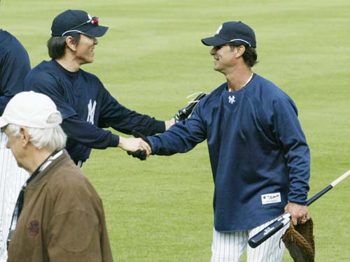 ０７年２月、マッティングリー・ベンチコーチ（右）と挨拶を交わす松井