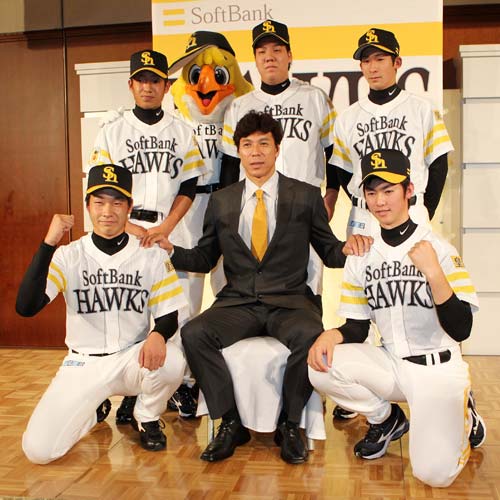 秋山監督を中央にポーズを決める（下段左から時計回りに）武田、嘉弥真、白根、塚田、吉本