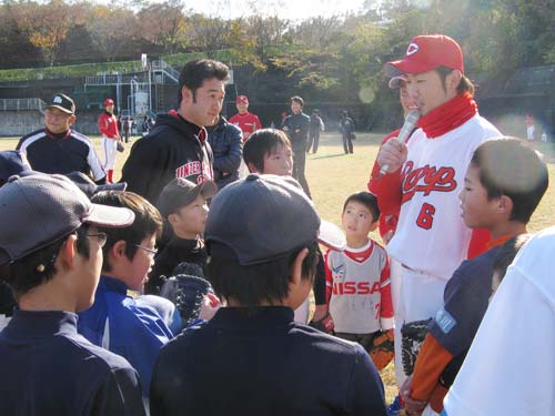 野球教室で指導するロッテ・川越２軍コーチ（左）と広島・梵