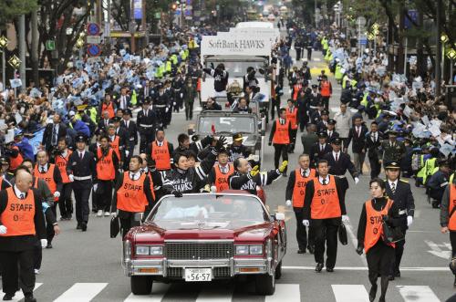 大勢のファンが沿道を埋め尽くすなか行われた福岡ソフトバンクホークスの優勝パレード