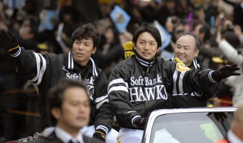 福岡ソフトバンクホークスの優勝パレードで、オープンカーから手を振る（左から）秋山監督、川崎、孫オーナー
