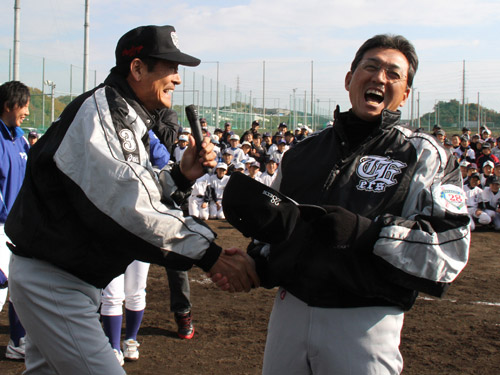 プロ野球２８会チャリティーイベントで握手を交わす中畑新監督と真弓氏