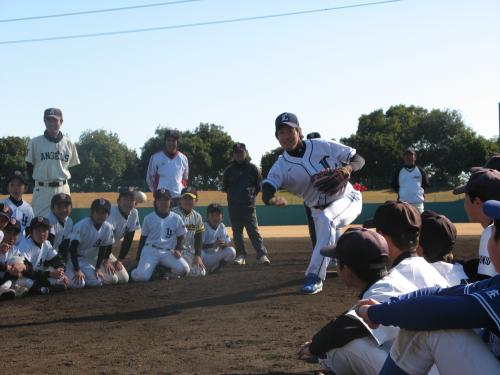 野球教室でアンダースローを披露する西武・牧田