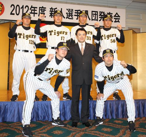 阪神新入団選手発表会見を終えて記念写真におさまる（前列左から）歳内、和田監督、伊藤隼、（後列左から）広神、伊藤和、西田、松田
