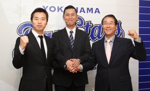 入団発表会見で鶴岡（中）は、池田球団社長（左）、高田ＧＭと手を合わせる