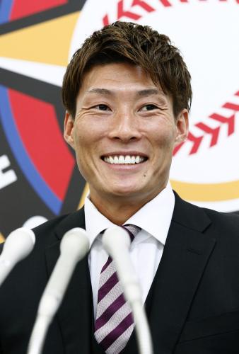 契約更改を終え、記者会見で笑顔の日本ハムの糸井嘉男外野手