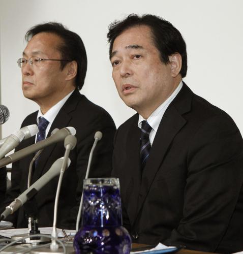 東京地裁に提訴後、記者会見する巨人の球団代表を解任された清武英利氏。左は吉峯啓晴弁護士