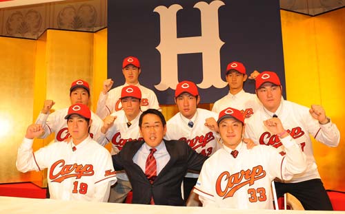 広島の新入団選手たち（前列左から）野村、菊池（中列左から）富永、戸田、土生、中村（後列左から）塚田、三家
