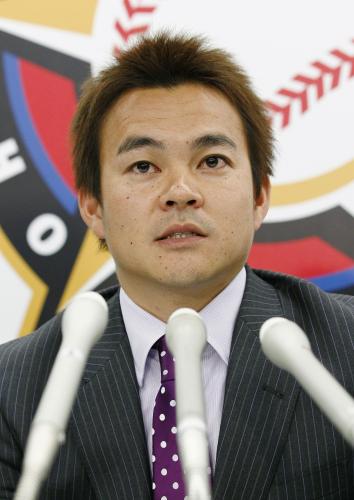 契約更改を終え、記者会見する日本ハムの武田久投手