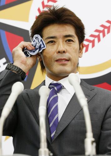 契約更改し、記者会見する日本ハムの稲葉篤紀外野手