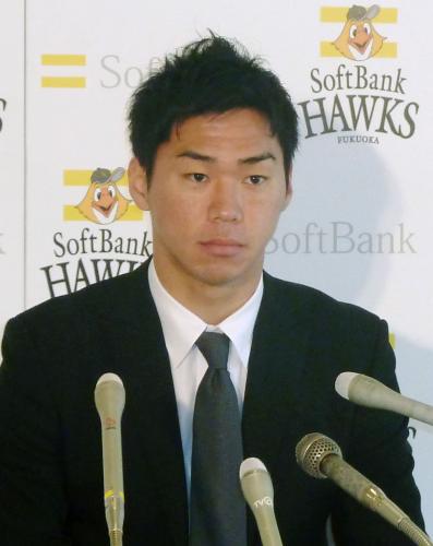 契約更改を終え、記者会見するソフトバンクの長谷川勇也外野手