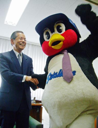 年俸１万円に到達して喜ぶプロ野球ヤクルトのマスコット、つば九郎。左は衣笠剛球団社長