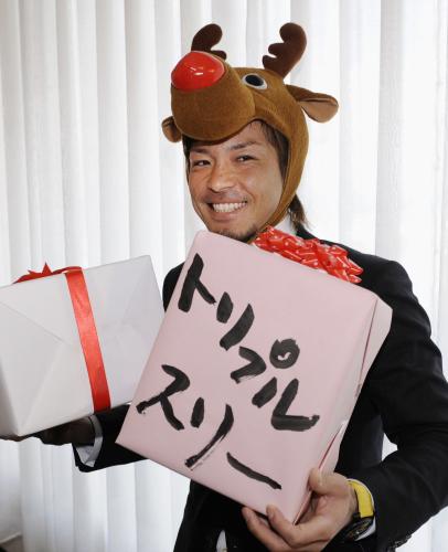 契約更改を終え、トナカイのかぶり物をつけて笑顔を見せるソフトバンクの松田