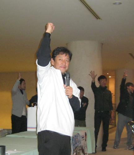 日本ハム・栗山監督は主催したゴルフコンペ後のジャンケン大会で力強く「グー」を出す