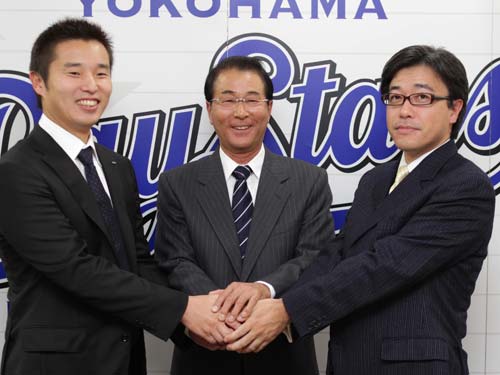 就任会見を終え、握手を交わす（左から）池田球団社長、高田ＧＭ、春田オーナー
