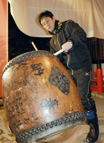 太鼓をたたいて新年を祝う日本ハムの栗山監督
